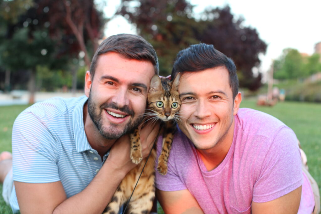 Dating and pets - Cute gay couple with a bengal cat